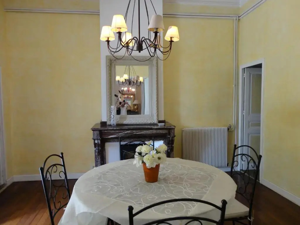 Les Bellevue Cité "4 Apartments, 1 with Garden & Private Parking, Aircon, WiFi, Free Public Car Park, 1 km from Cité"