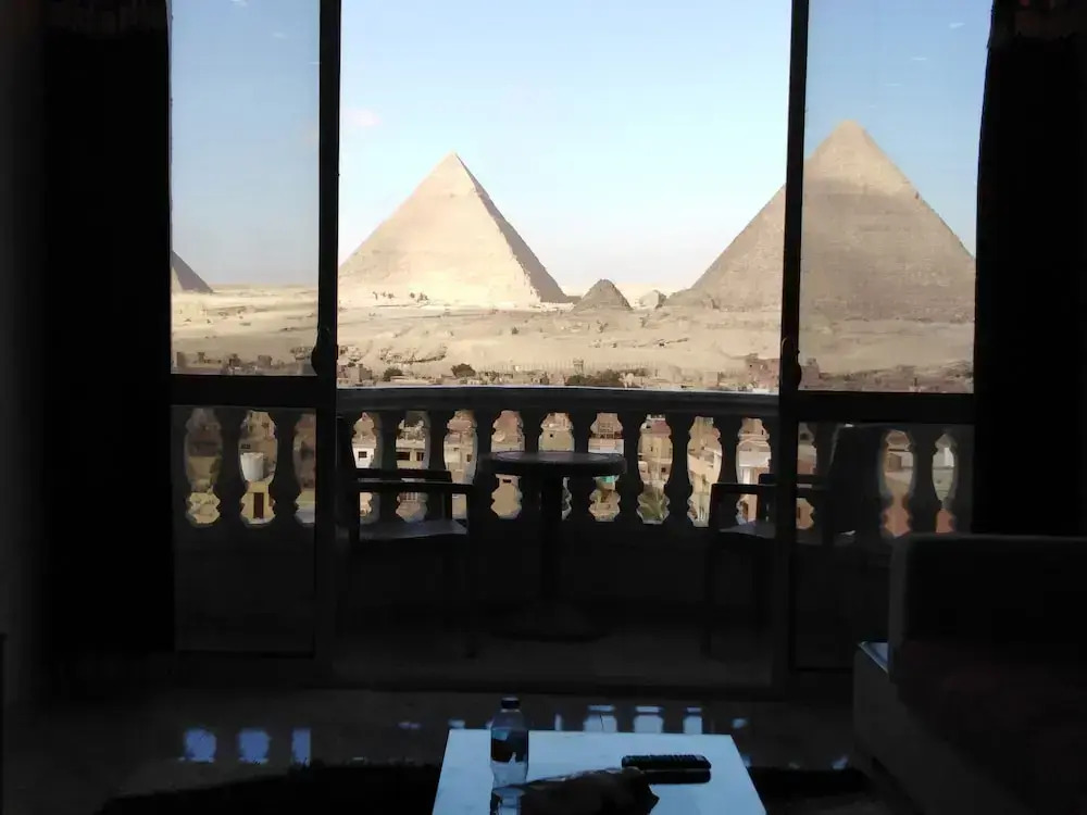 Hk pyramids inn