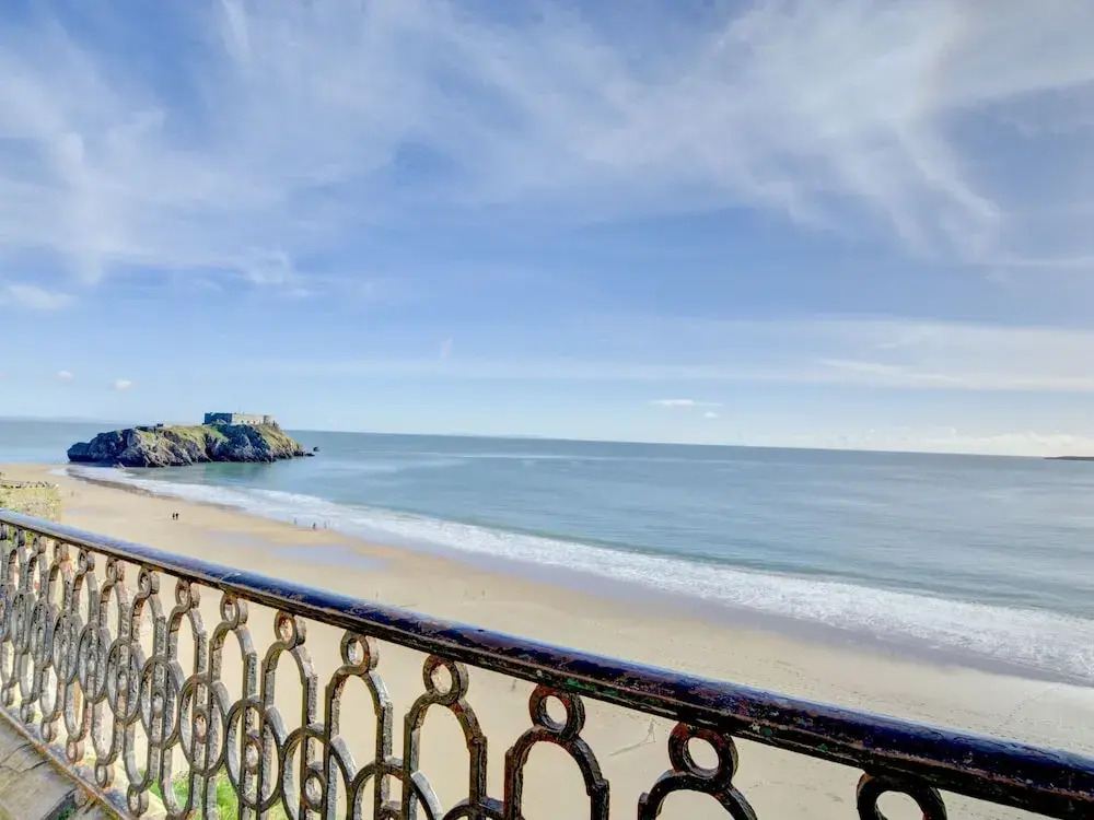 Bright, Spacious Apartment in Tenby, Looking out Onto Castle Beach
