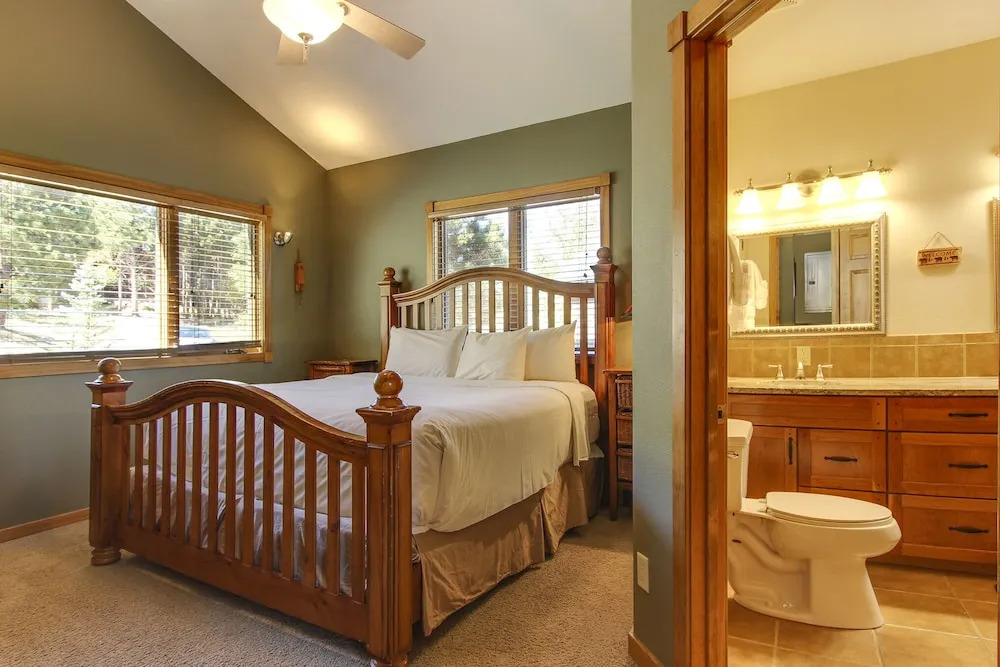 The Twin Owls 21a 2 Bedroom Condo by RedAwning