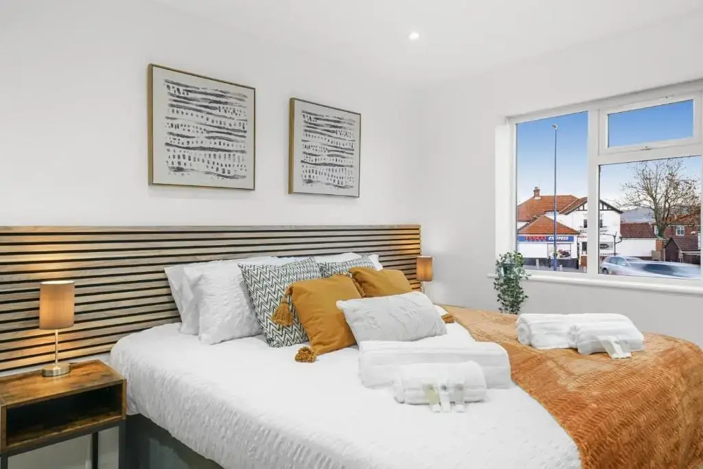 Modern Bungalow in Maidstone sleeps 5 with free parking