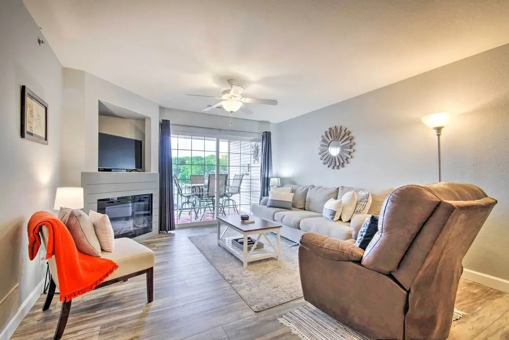 Screened Balcony w/ Views: Sleek Lake Ozark Gem!