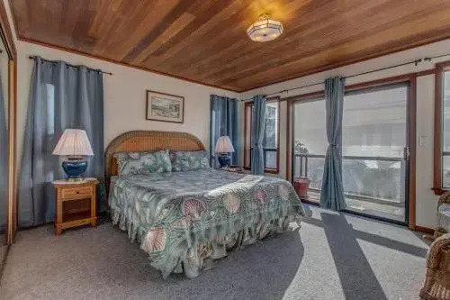 Ocean view home with Fireplace Hot Tub Deck