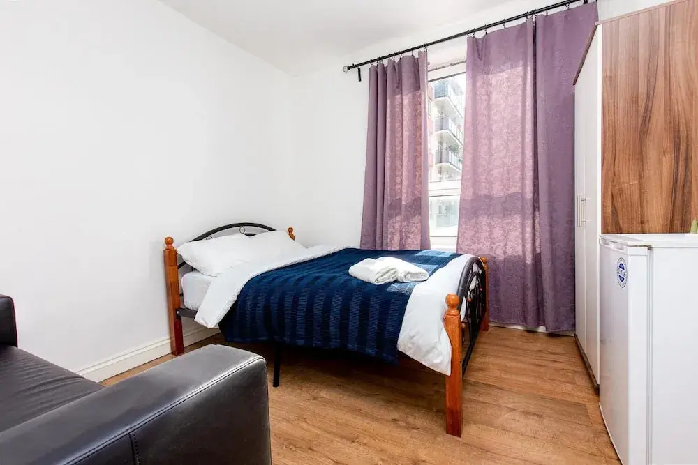 Broxbourne House - Deluxe Guest Room 2