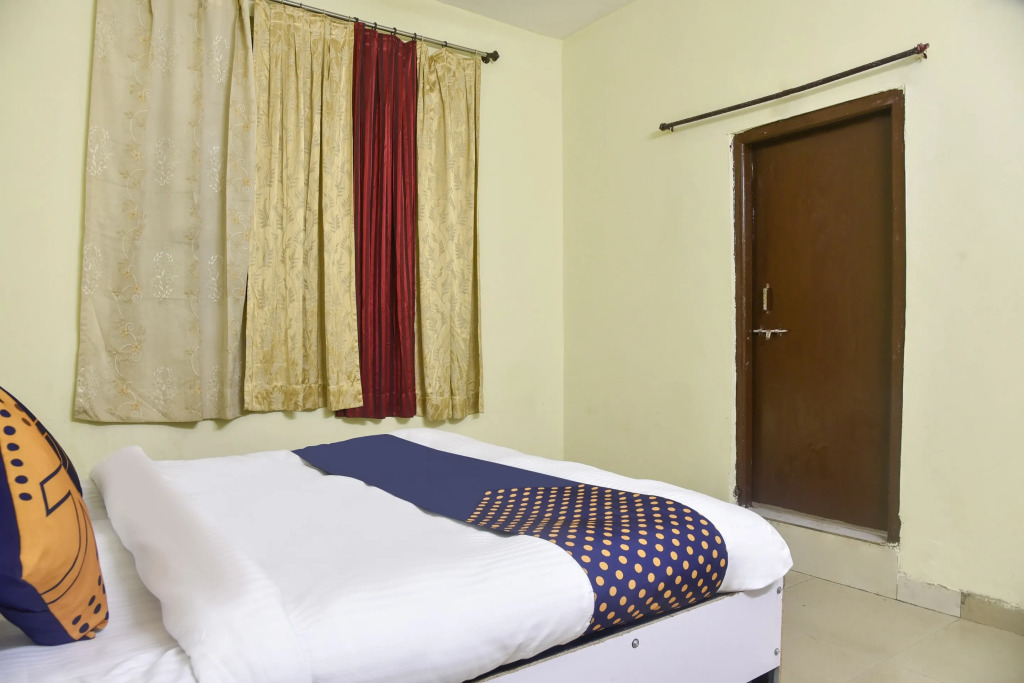 SPOT ON 76453 Hotel Golden Star 2