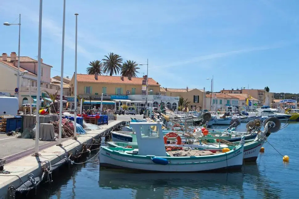 A 500 mètres des plages et du port du brusc, Les terrasses des embiez avec piscine et spa