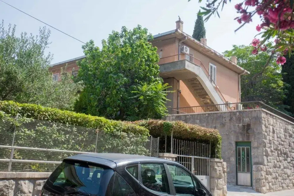 Sunny Apartment with private parking