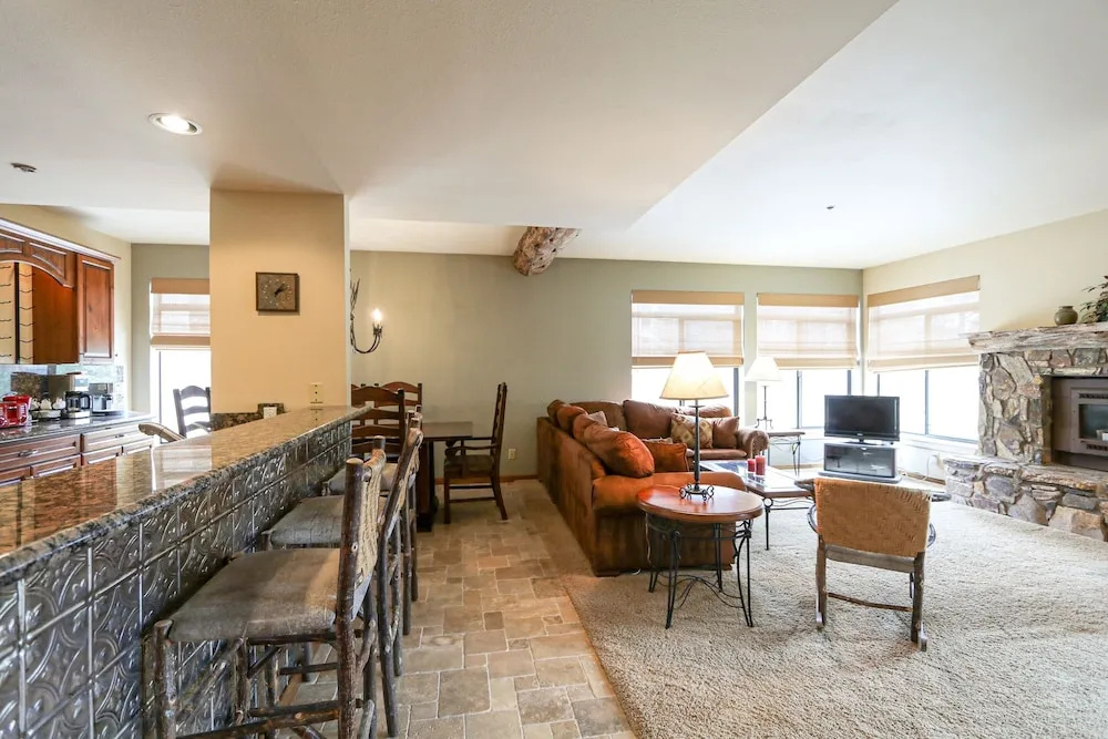Silver Bear 22 Pet-Friendly, Cozy, Underground Parking, Walk to Canyon Lodge by RedAwning