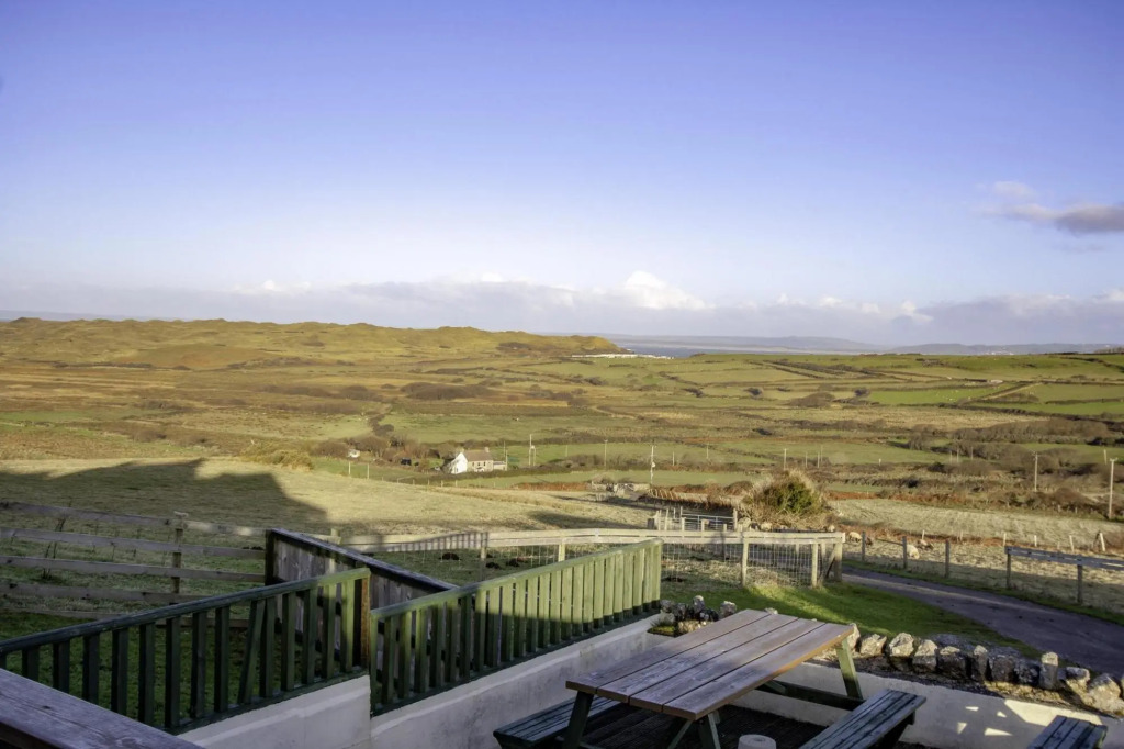 Stormy Castle - 6 Bedroom Sleeps 14 - Llangennith