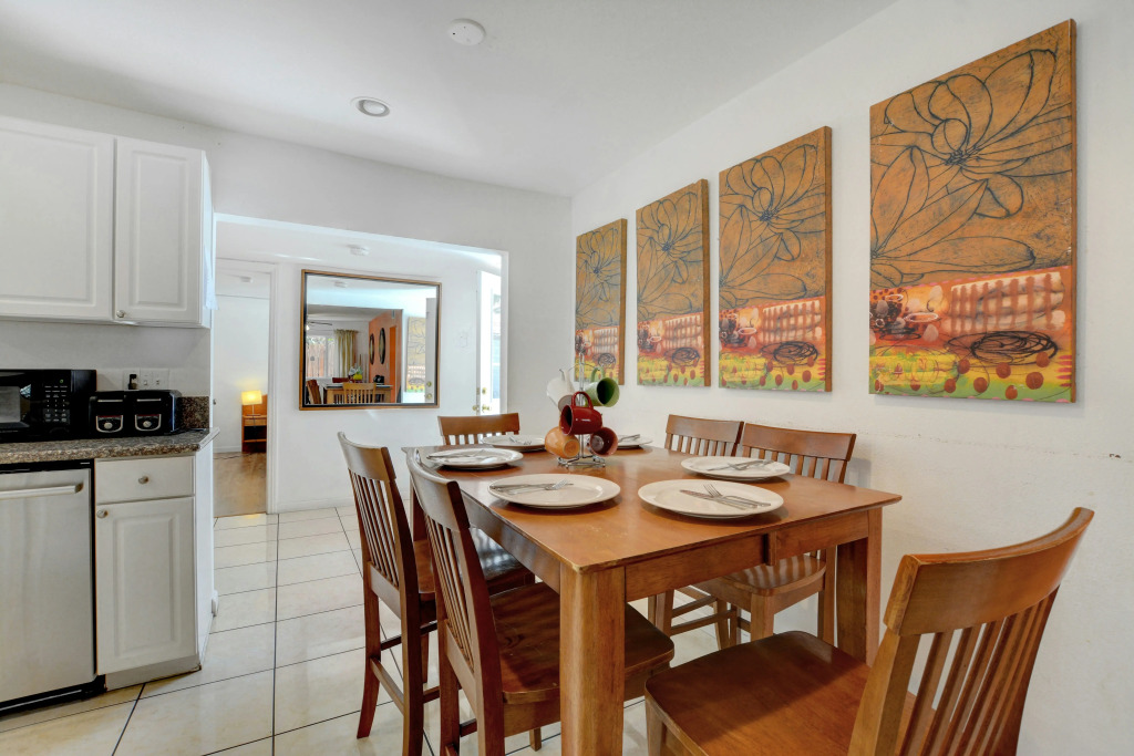 Vibrant in Vegas 4 Bd with Shimmering Pool!