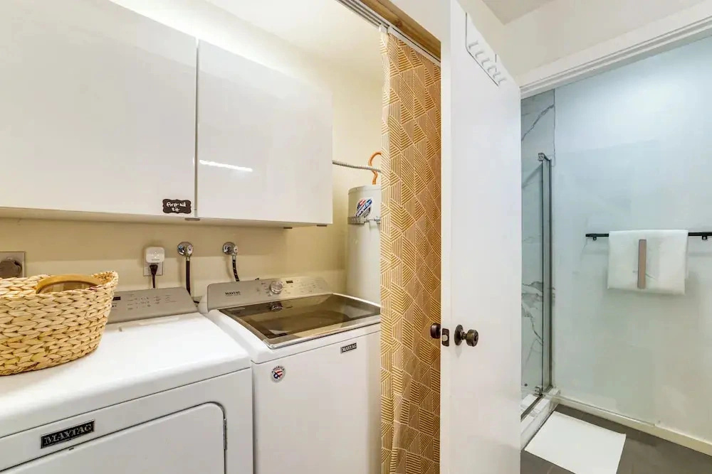 2 Mi to Eagle Lodge! Multi-level Haven w/ Hot Tub