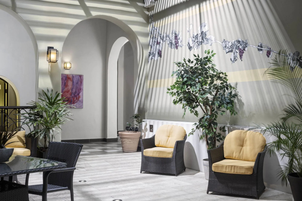 Decanter Hotel