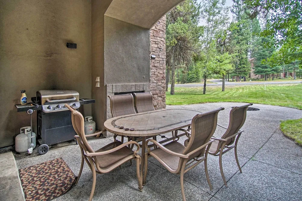Luxe Mccall Cabin w/ Hot Tub ~ 8 Mi to Skiing