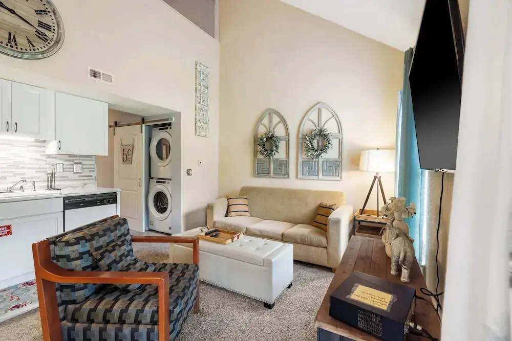 Warm Welcome Getaway Resort Stay for 6 With Amenities Near Downtown