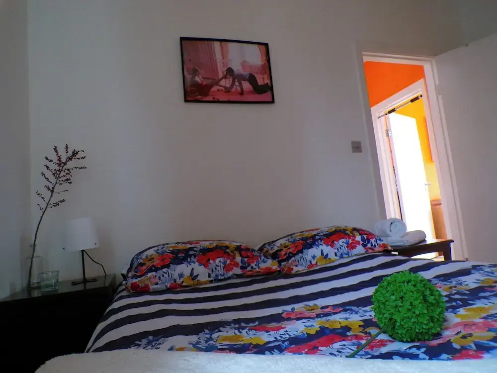 The Orange Housesleeps8-parking-pets&familyok-ac
