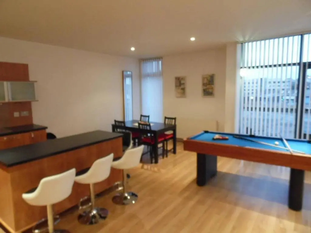 Modern 2-bedroom Apt Near SSE Hydro and SEC