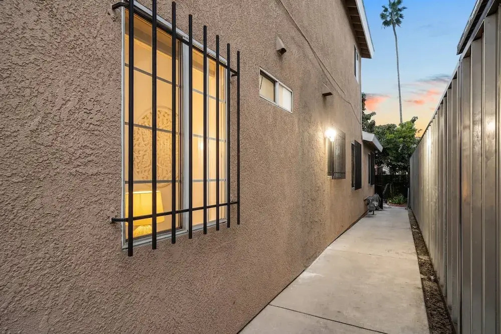 The Avalon - Modern Colorful w Private Parking
