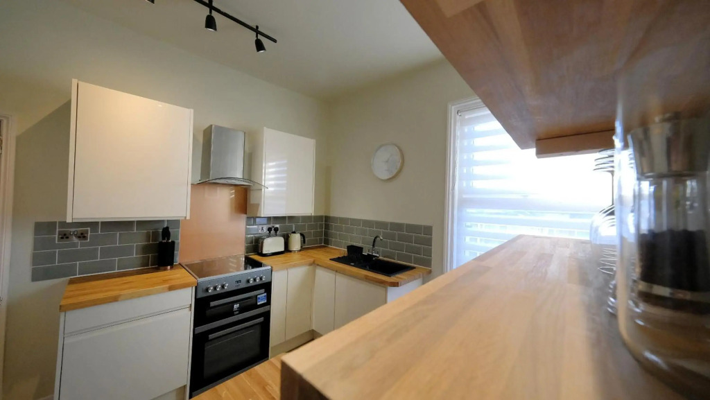 Crows Nest - Sleeps 6 nr North Bay beach and town