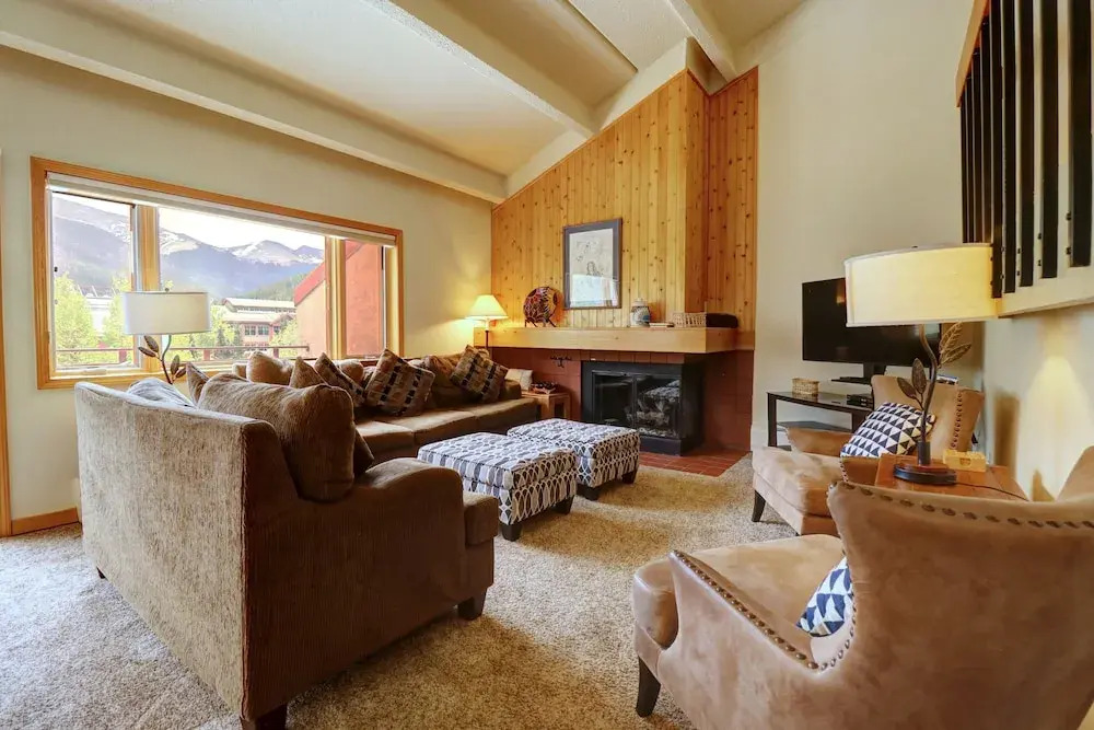 Alluring Lofty Condo In East Village - PG310 by RedAwning