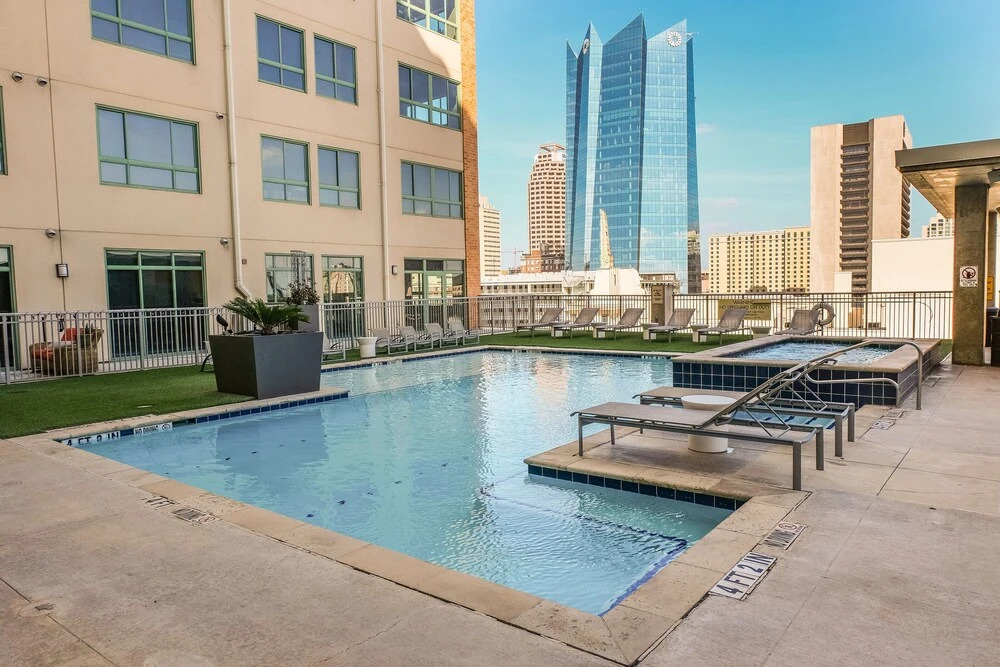 Downtown 1 BR and 2 BR Apts near Riverwalk by Frontdesk