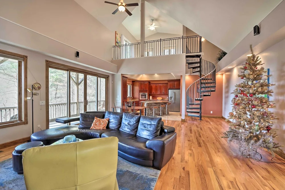 Expansive Murphy Retreat w/ Mountain Views