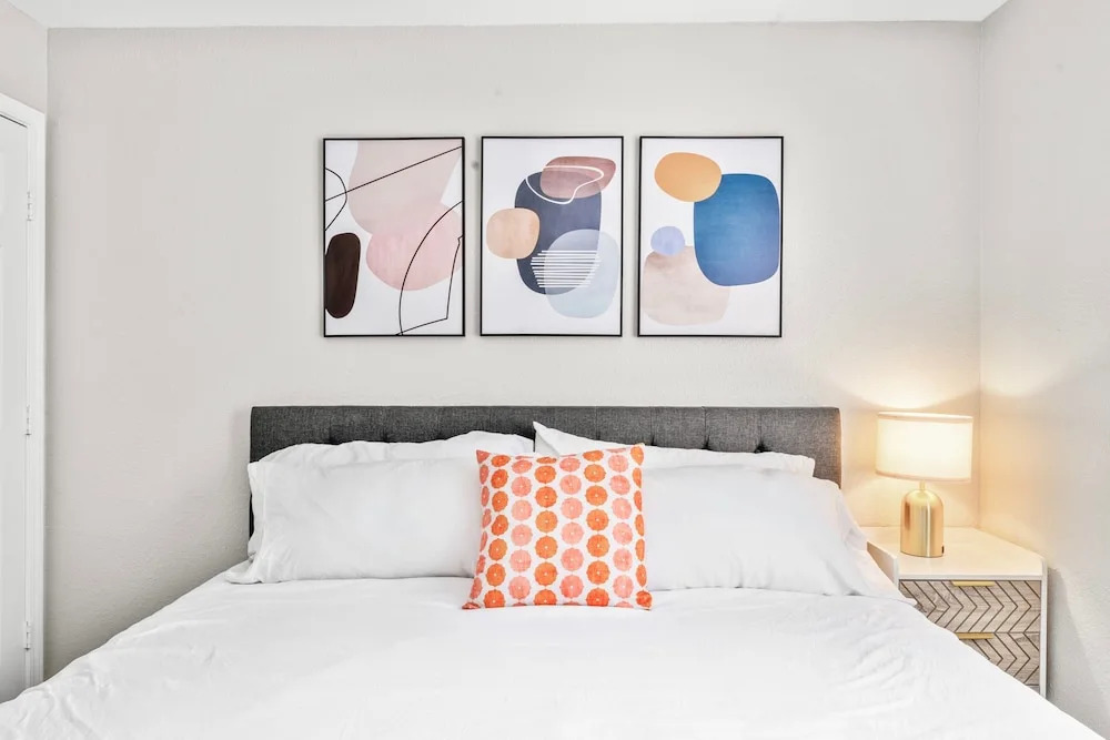 Cozy Chic 2BR King Suite w Gym Pool Close to DT