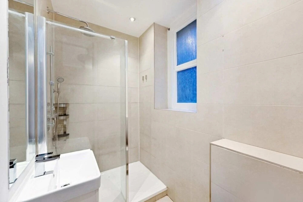 Beautiful flat Next to Victoria Station