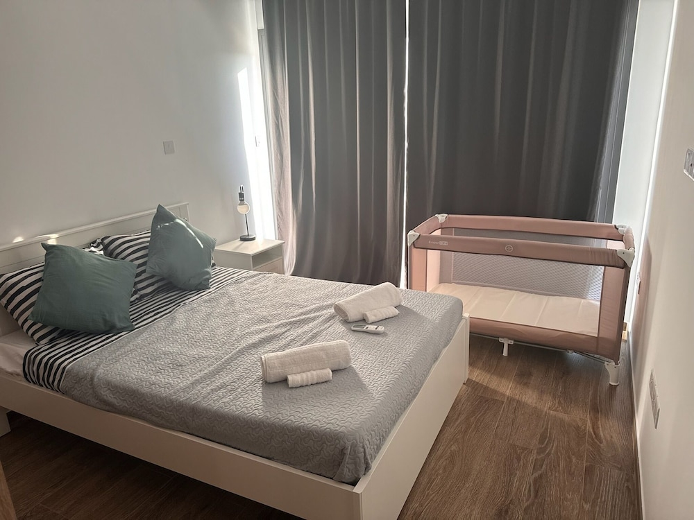 Villa - Sleeps 6 - Near Local Attractions