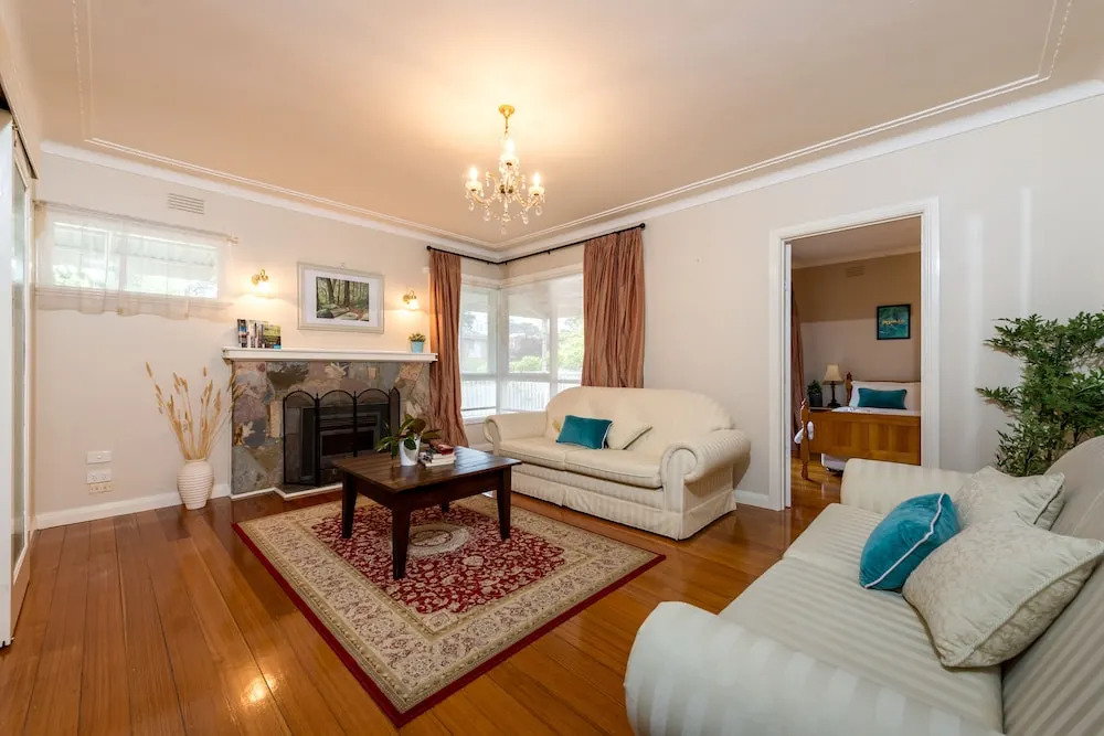 Lovely 5BR house walk to train and shops