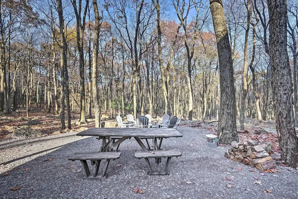 Game Room, Fire Pit and Deck Spacious Poconos Home!