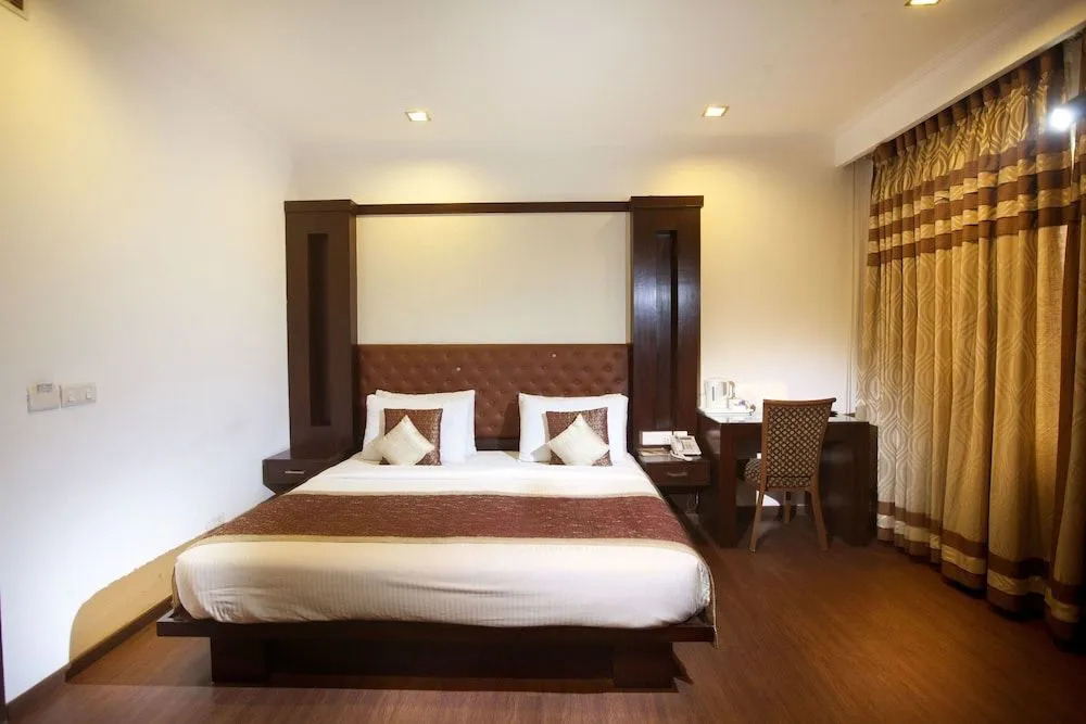 OYO 383 Hotel Divine Paradise