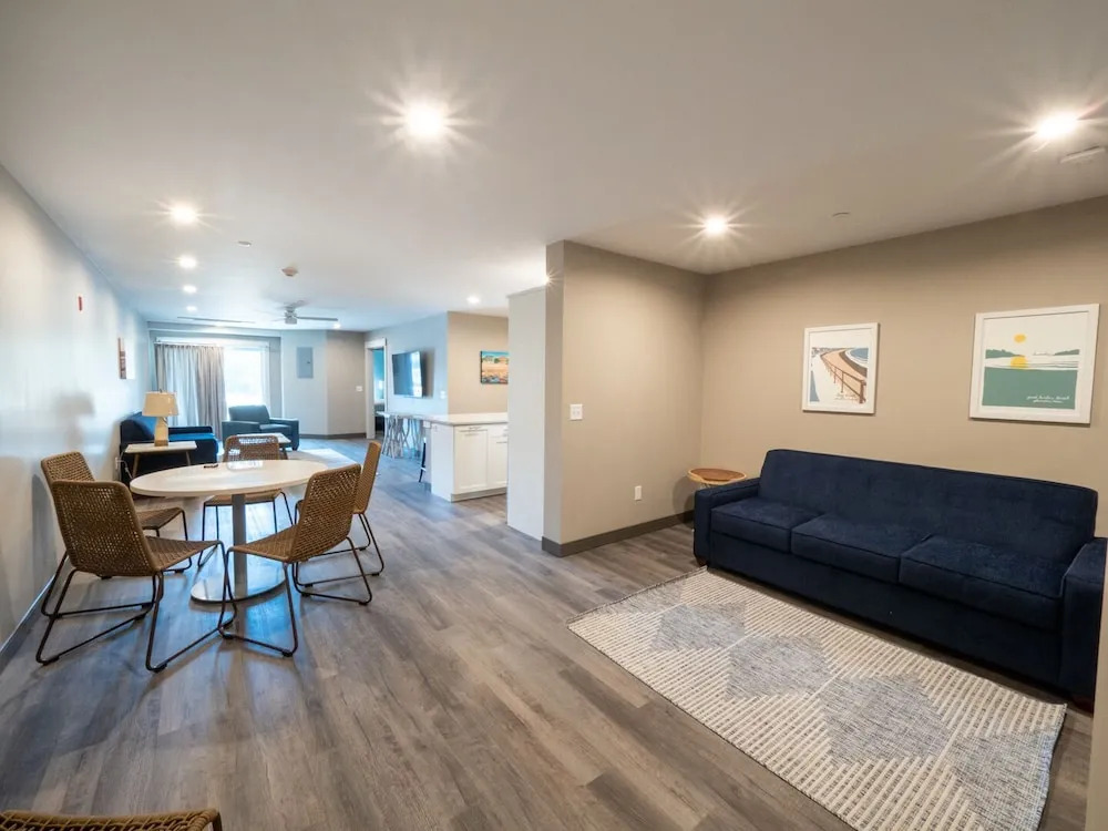 Long Beach Suites