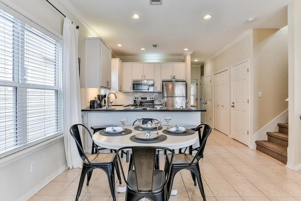Ocean View Abode Luxurious 4bd, Walk to Beach!