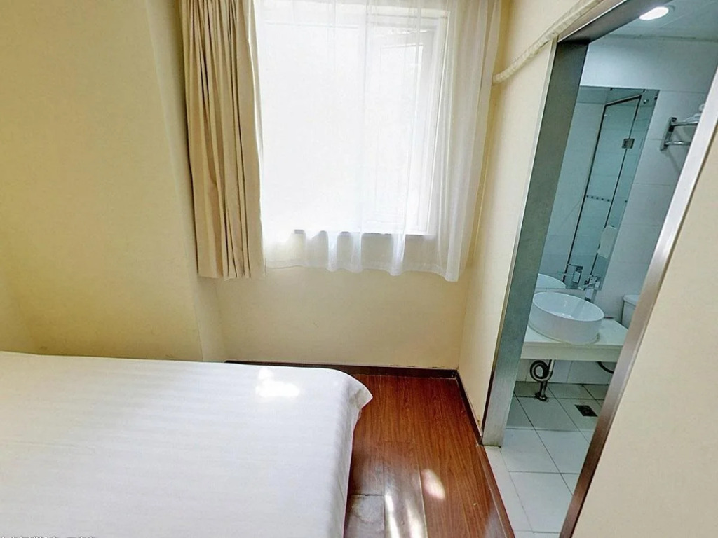Hanting Premium Hotel Dapuqiao Sun Moon Light Center