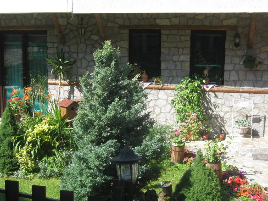 Ristos Guest House