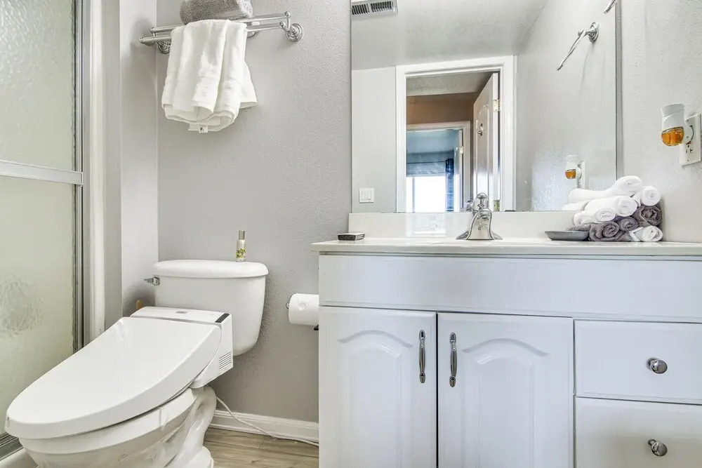 4 Mi to Broadmoor! Apt w/ Movie Theater & Mtn View