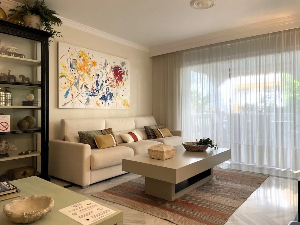 Modern 2-bedroom Apartment With Private Underground Parking Lift Access