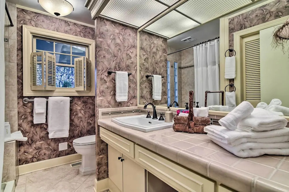 Spacious Hillsboro Home ~ 18 Mi to Portland!