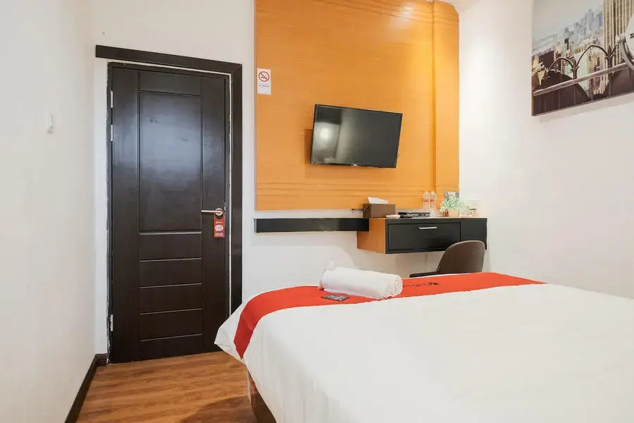 RedDoorz near RS Royal Prima Medan 2