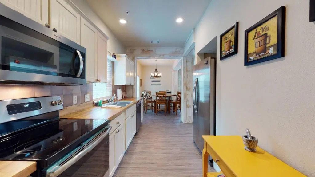 MC05 Upscale Condo, Shared Pool, Close to Beach