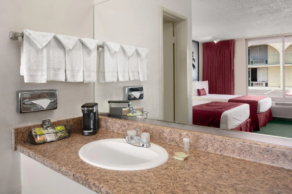 Kings Inn Anaheim at The Park & Convention Center