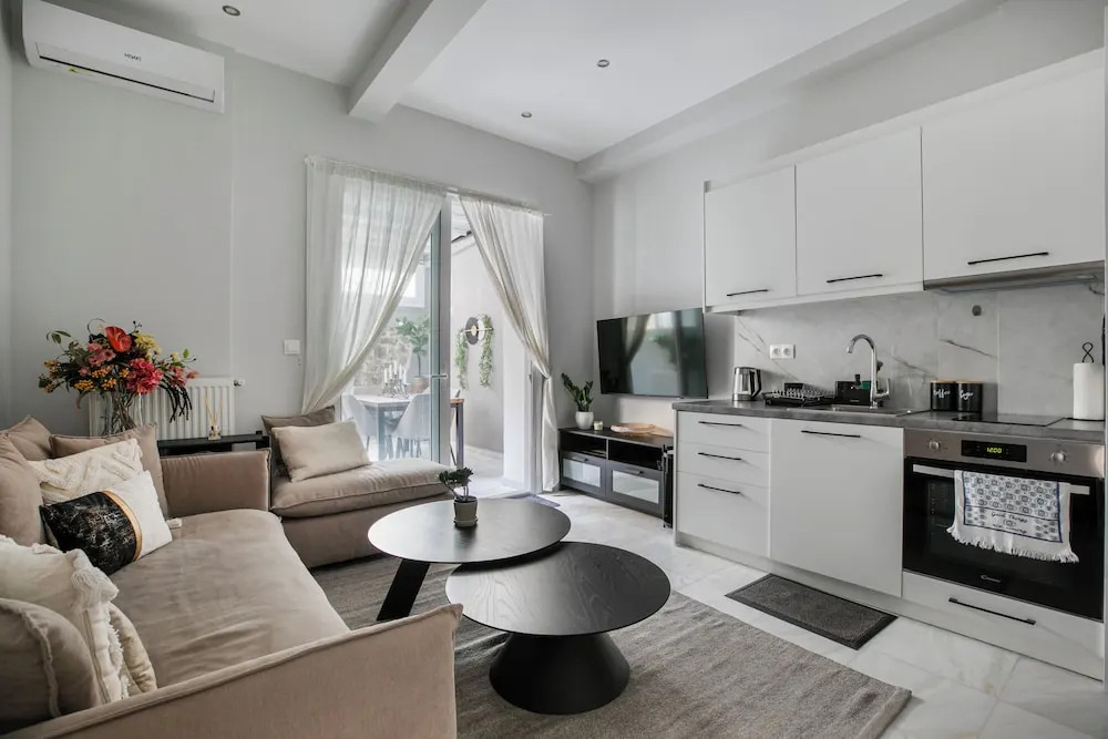 Kolonaki Cocoon - 2-BR Stylish Apt with Backyard in Kolonaki
