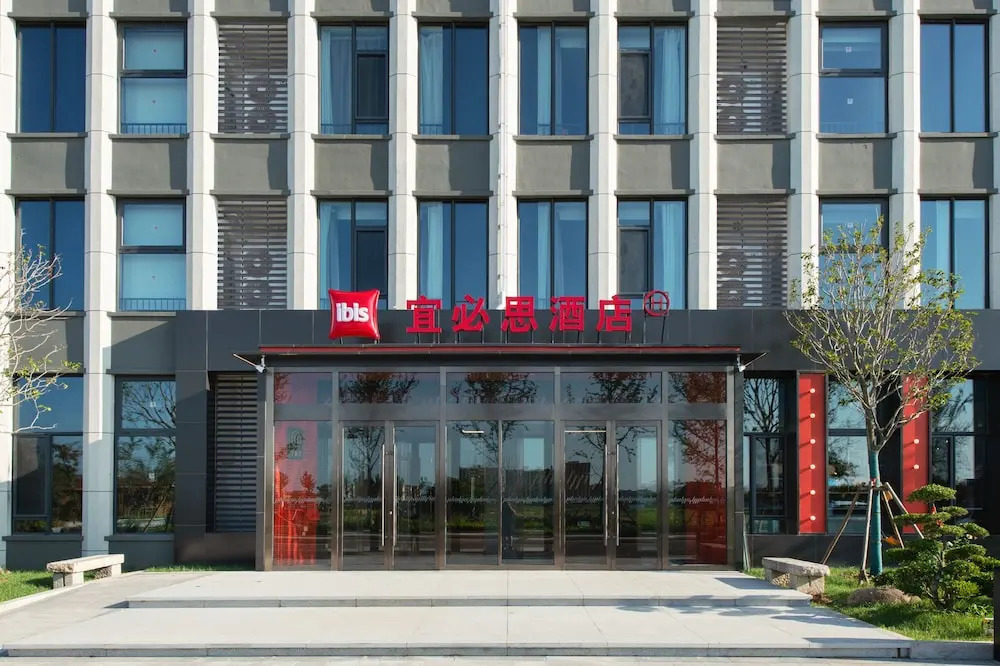 ibis Jiaodong Airport EMU Town Store
