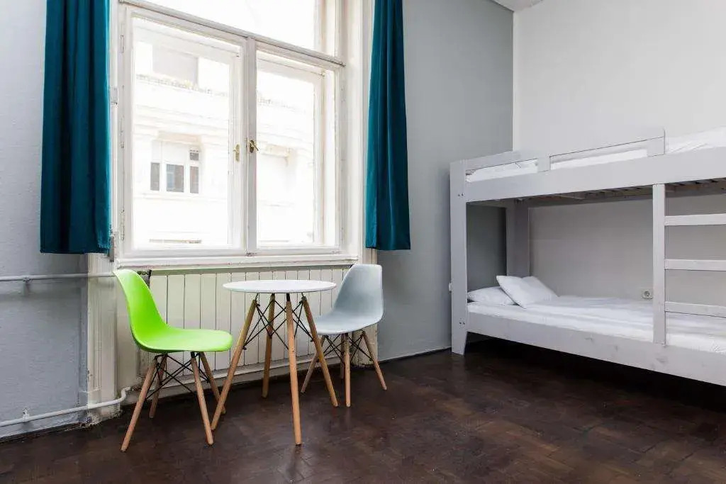 2B Hostel & Rooms