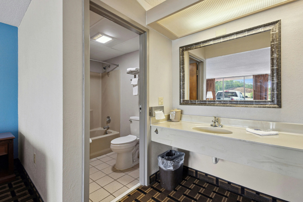 Relax inn by OYO Greeneville Near Hwy US-321