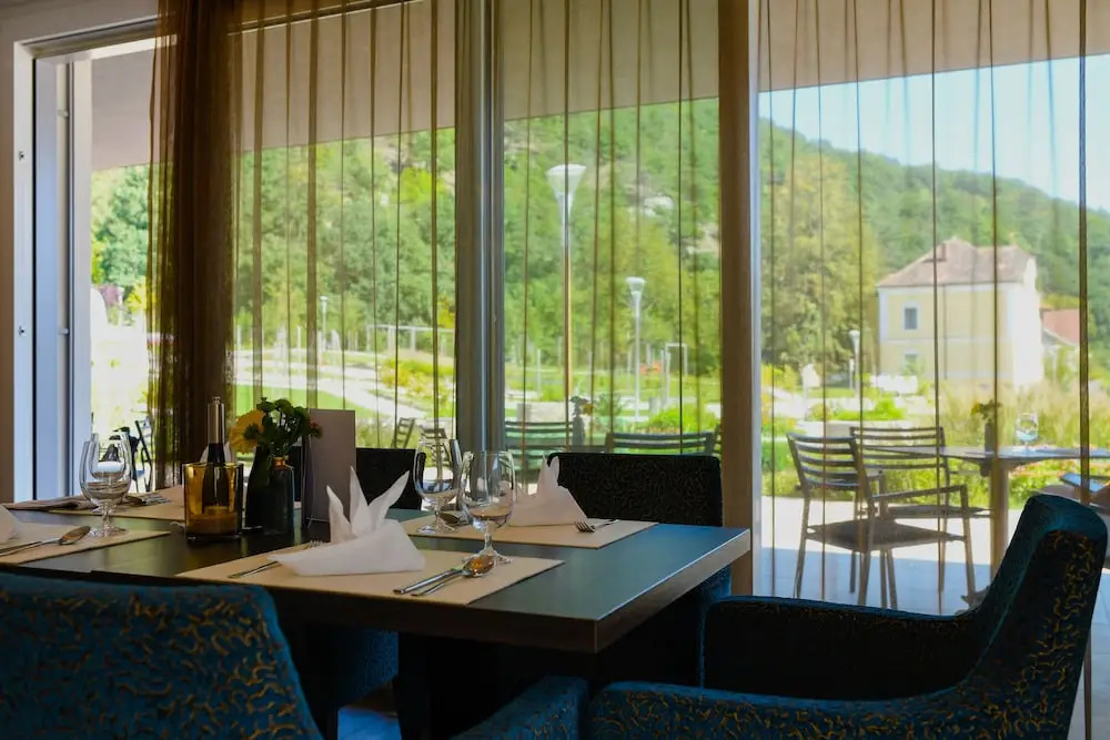 Nuhr Medical - Hotel & Restaurant - Ab 3 Nächten im Zeitraum vom 06 Juli bis 30 August genießen Sie pro Person eine kostenlose Massage-Unser Naturteich steht Ihnen täglich von 10 Uhr bis 18 Uhr zur Verfügung inklusive Getränke