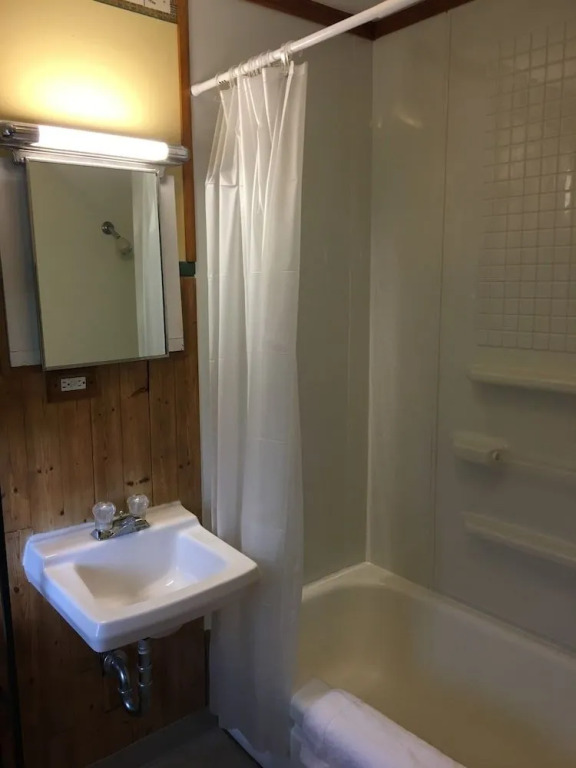 Superior Motel & Suites