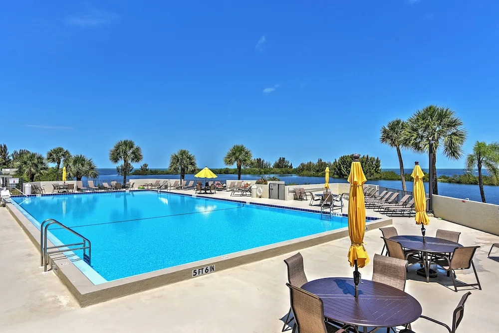 Relaxing Hudson Condo Steps From the Pool!