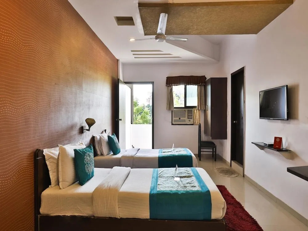OYO Flagship 711 Hotel Crystal