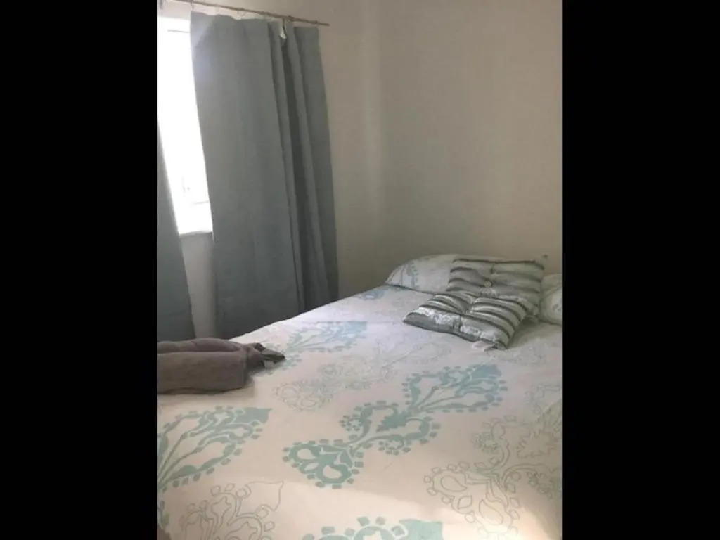 Small Modern Comfortable 2 Bedroom Apartment - Cmyr
